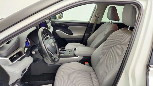 2023 Toyota Highlander Hybrid LE AWD w/ 3-Row Seating & Toyota Safety Sense - 23089998 - 17
