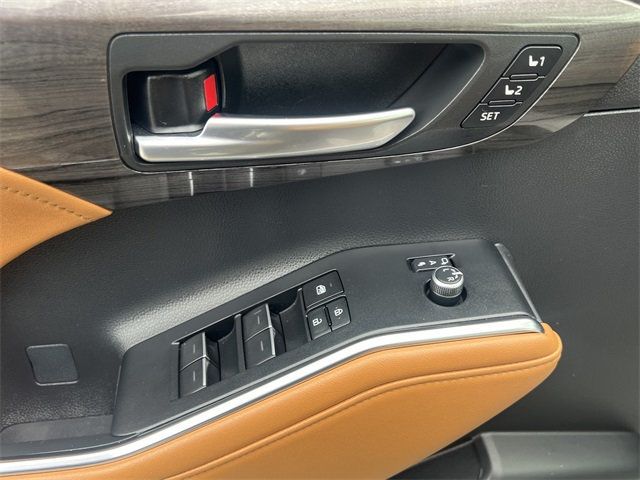 2023 Toyota Highlander Hybrid Platinum photo 11