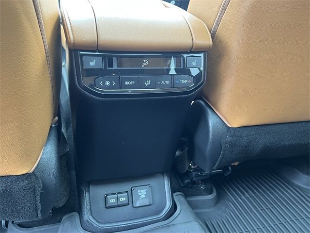 2023 Toyota Highlander Hybrid Platinum photo 17