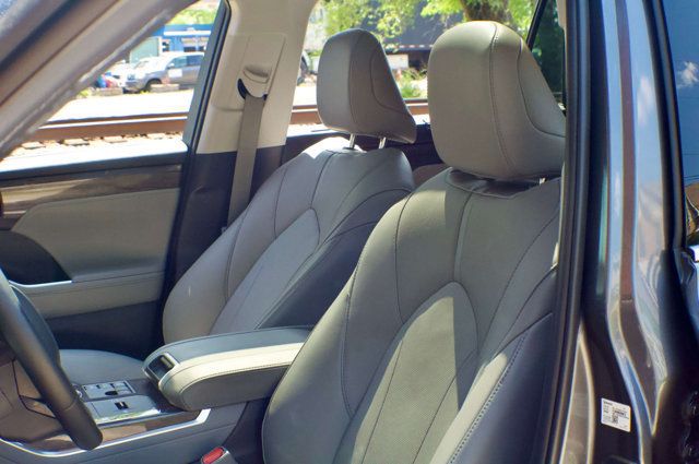 2023 Toyota Highlander LocalTrade/Hybrid-Limited-AWD/Heated&CooledSeats/2ndRowCaptains - 23013577 - 19