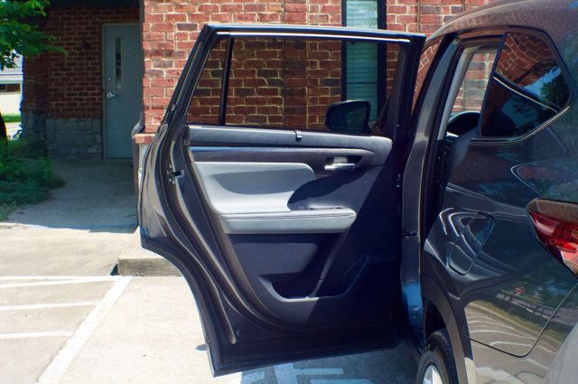 2023 Toyota Highlander LocalTrade/Hybrid-Limited-AWD/Heated&CooledSeats/2ndRowCaptains - 23013577 - 49