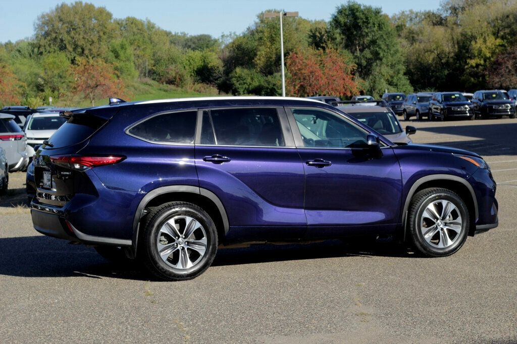 2023 Toyota Highlander Hybrid XLE photo 3