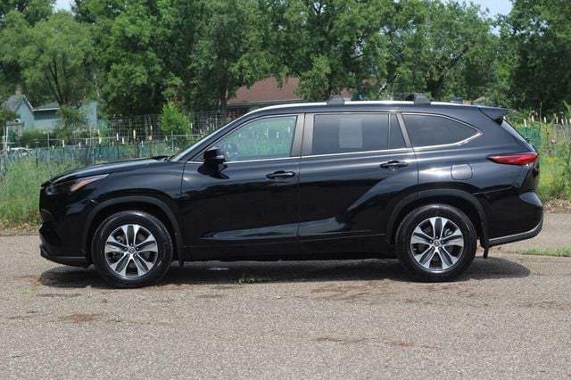 2023 Toyota Highlander ONE OWNER XLE W/ LEATHER, MOONROOF - 23041710 - 17