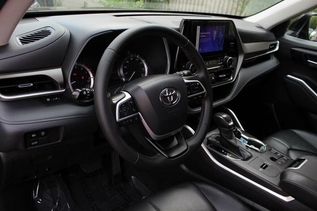 2023 Toyota Highlander ONE OWNER XLE W/ LEATHER, MOONROOF - 23041710 - 24