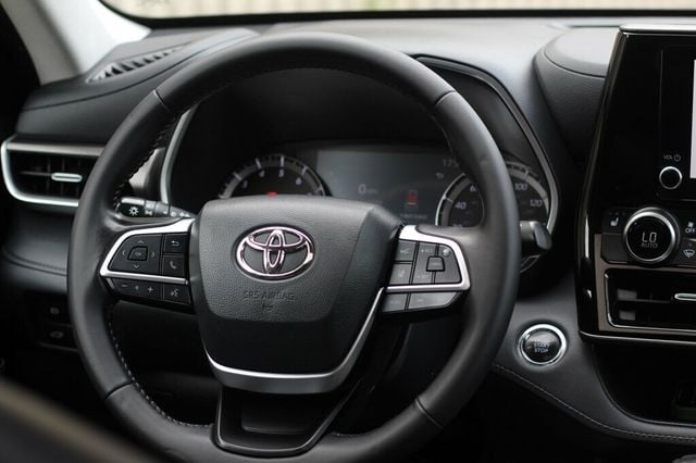 2023 Toyota Highlander ONE OWNER XLE W/ LEATHER, MOONROOF - 23041710 - 30