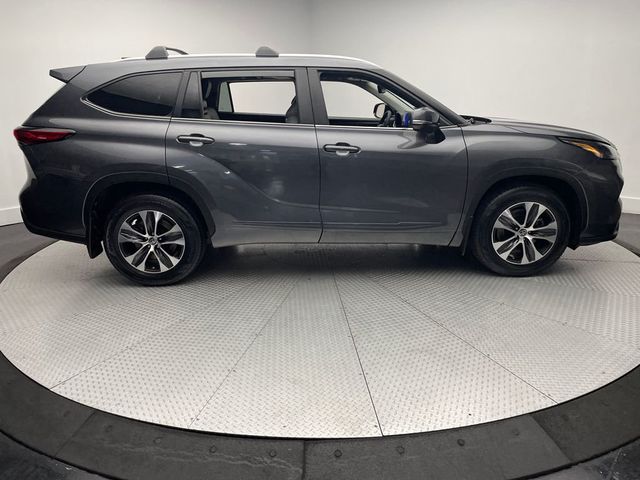 2023 Toyota Highlander XLE AWD - 22939997 - 3