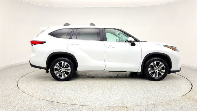 2023 Toyota Highlander XLE AWD with 12.3'' Multimedia Screen - 22978769 - 3