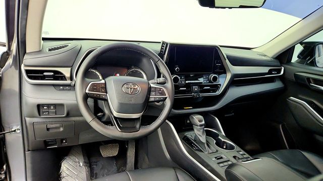 2023 Toyota Highlander XLE AWD w/ Seating for Eight - 23023143 - 12