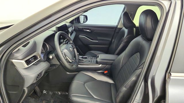 2023 Toyota Highlander XLE AWD w/ Seating for Eight - 23023143 - 17