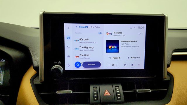 2023 Toyota RAV4 Hybrid XLE Premium AWD - 22961311 - 17