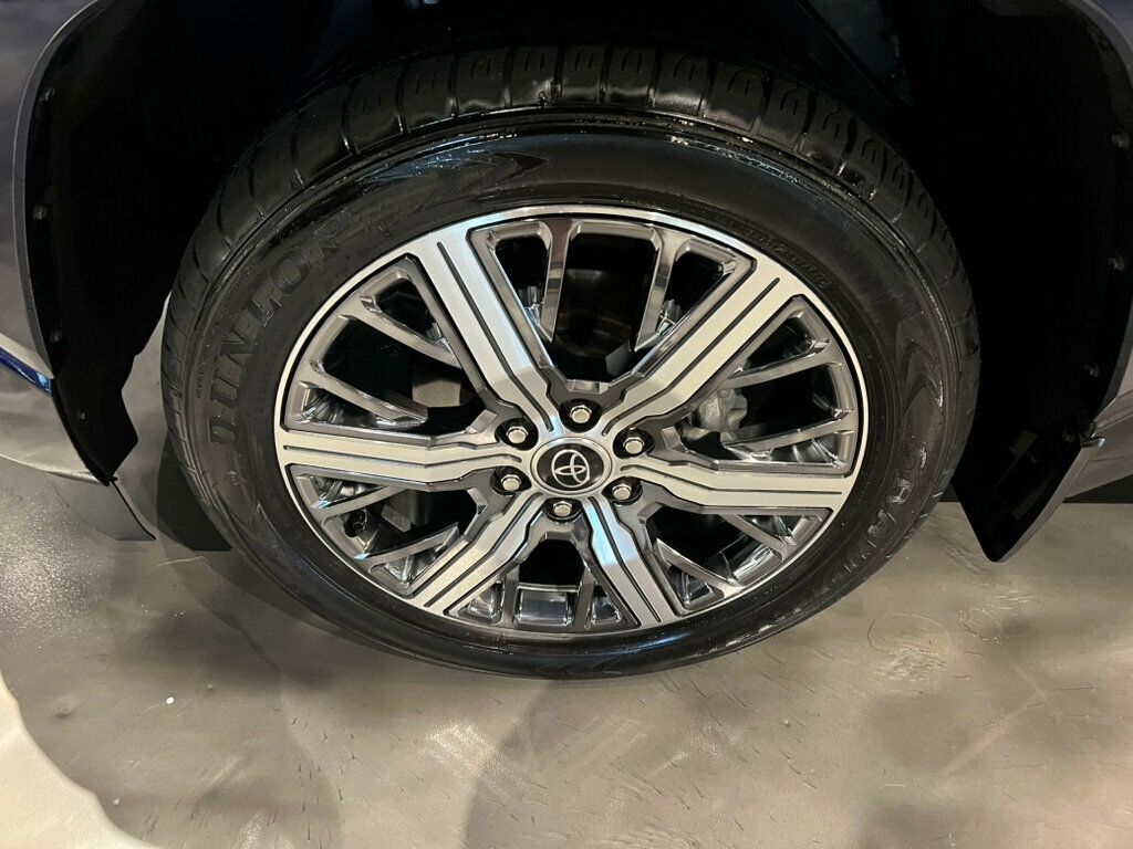 2023 Toyota Sequoia Capstone/4WD/Htd&CldSeats/PanoRoof/AdapCruise/HeadUpDisplay/NAV - 22935479 - 9