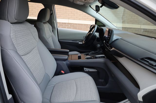 2023 Toyota Sienna Hybrid LE - 22879792 - 21