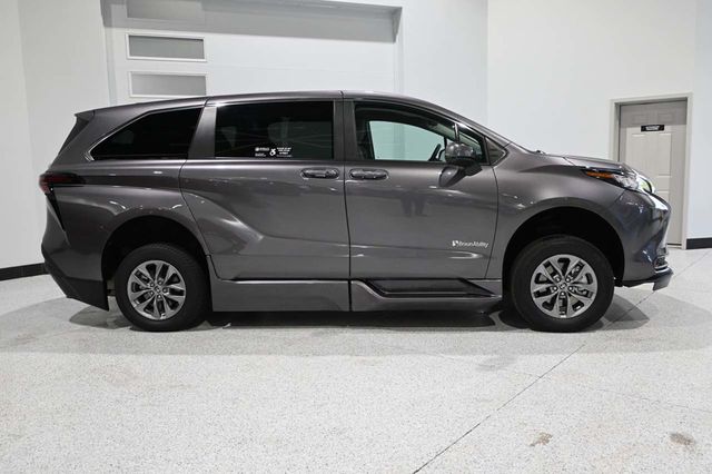 2023 Toyota Sienna LE FWD 8-Passenger - 23034109 - 4