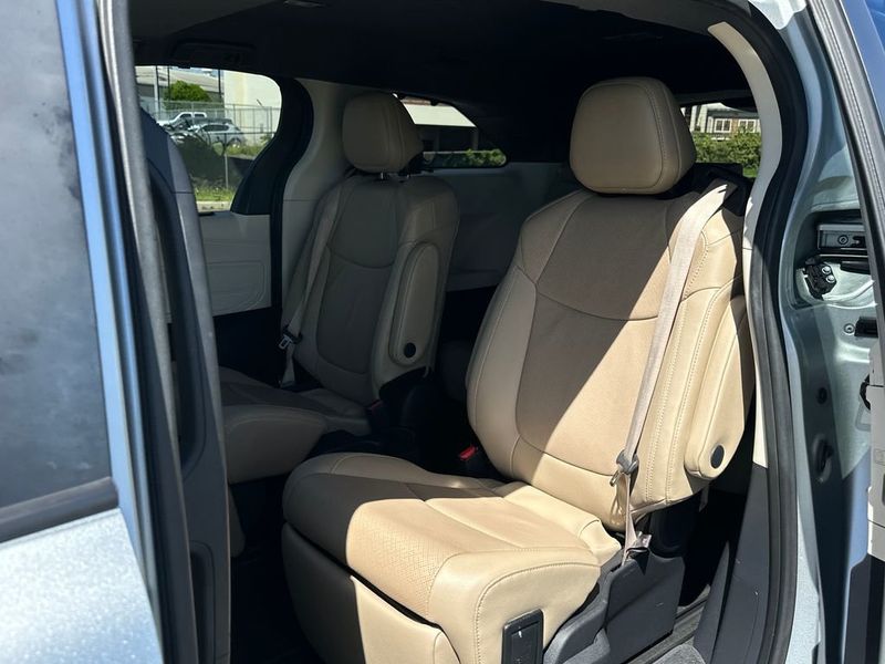 2023 Toyota Sienna Limited AWD 7-Passenger - 22986559 - 13