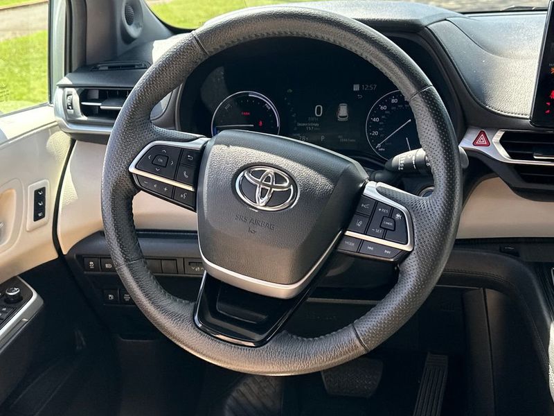 2023 Toyota Sienna Limited AWD 7-Passenger - 22986559 - 16