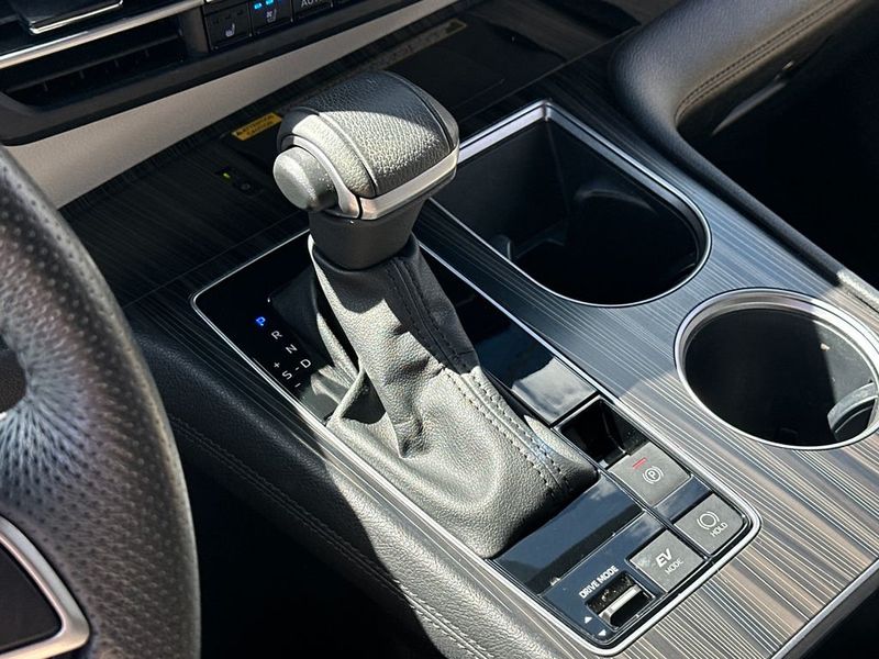 2023 Toyota Sienna Limited AWD 7-Passenger - 22986559 - 17