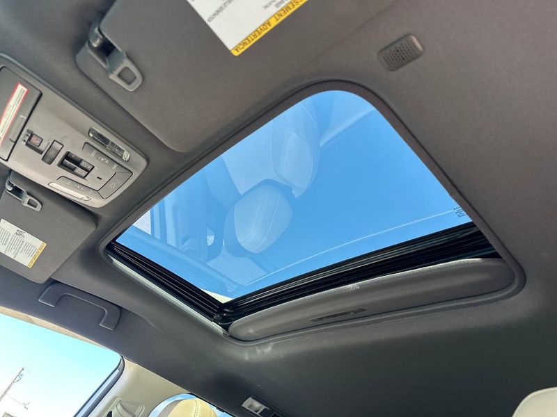 2023 Toyota Sienna Limited AWD 7-Passenger - 22986559 - 18