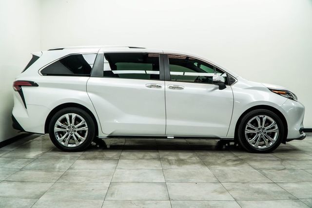 2023 Toyota Sienna Platinum FWD 7-Passenger - 22954675 - 9
