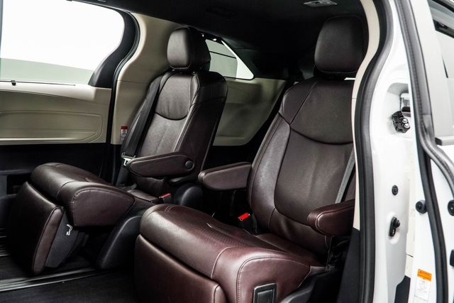 2023 Toyota Sienna Platinum FWD 7-Passenger - 22954675 - 42