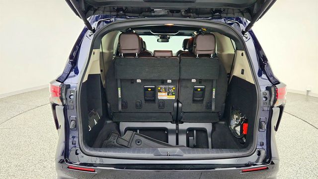 2023 Toyota Sienna Platinum FWD 7-Seater w/ Rear Seat Entertainment - 23013584 - 24