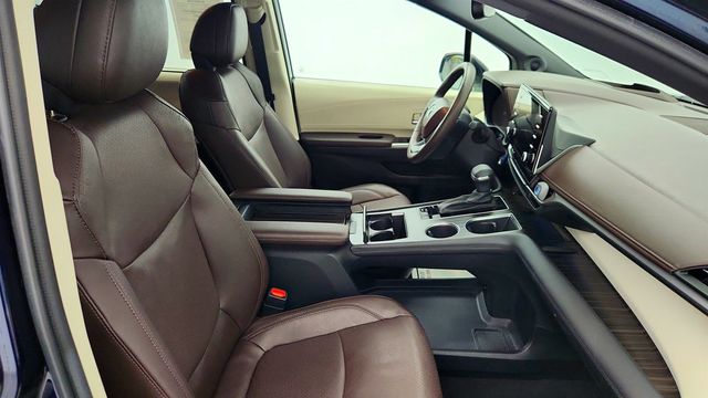 2023 Toyota Sienna Platinum FWD 7-Seater w/ Rear Seat Entertainment - 23013584 - 26