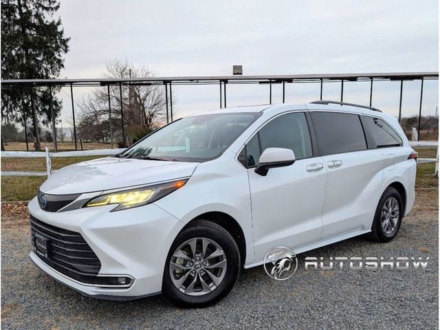 2023 Toyota Sienna XLE's photo