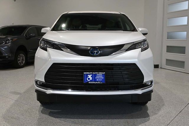 2023 Toyota Sienna XLE AWD 7-Passenger - 23039338 - 3