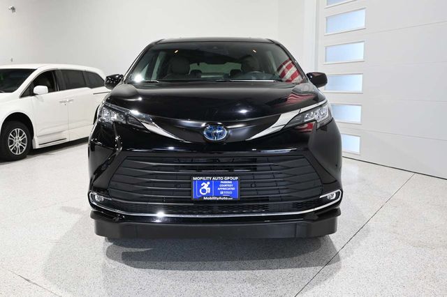2023 Toyota Sienna XLE AWD 7-Passenger - 23099431 - 3