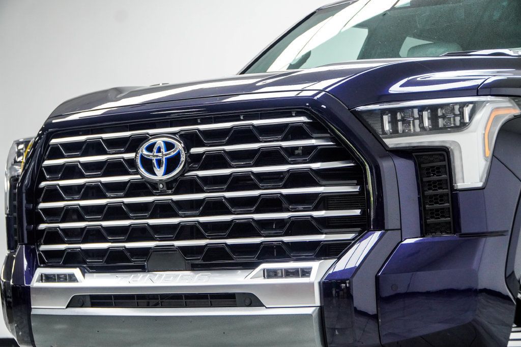 Toyota Tundra photo 2