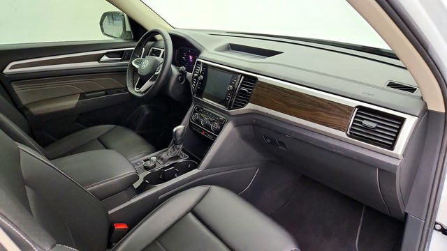 2023 Volkswagen Atlas 2.0T SE w/Technology 4MOTION w/ Captain's Chairs & 20'' Wheels - 23096072 - 23