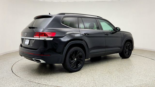 2023 Volkswagen Atlas 2.0T SE w/Technology FWD w/ Panoramic Sunroof & Black Wheels - 23041509 - 4