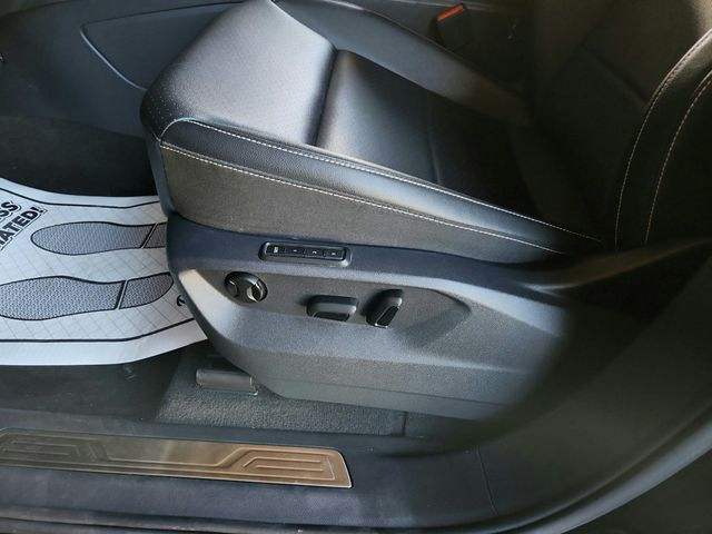 2023 Volkswagen Atlas 3.6L V6 SEL 4MOTION with 2nd-Row Dual Captain's Chairs - 22935832 - 15