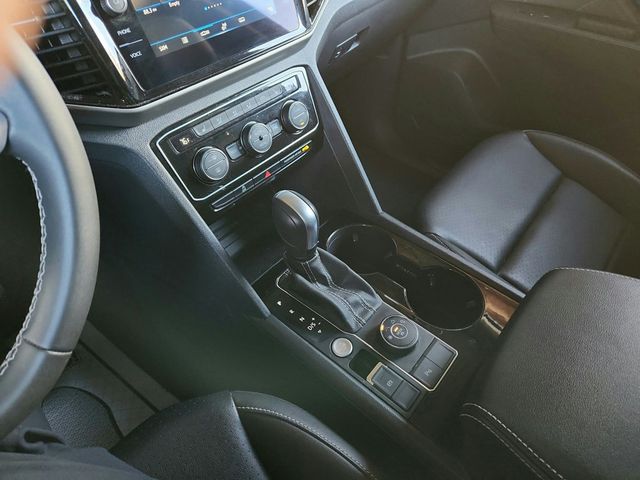 2023 Volkswagen Atlas 3.6L V6 SEL 4MOTION with 2nd-Row Dual Captain's Chairs - 22935832 - 17