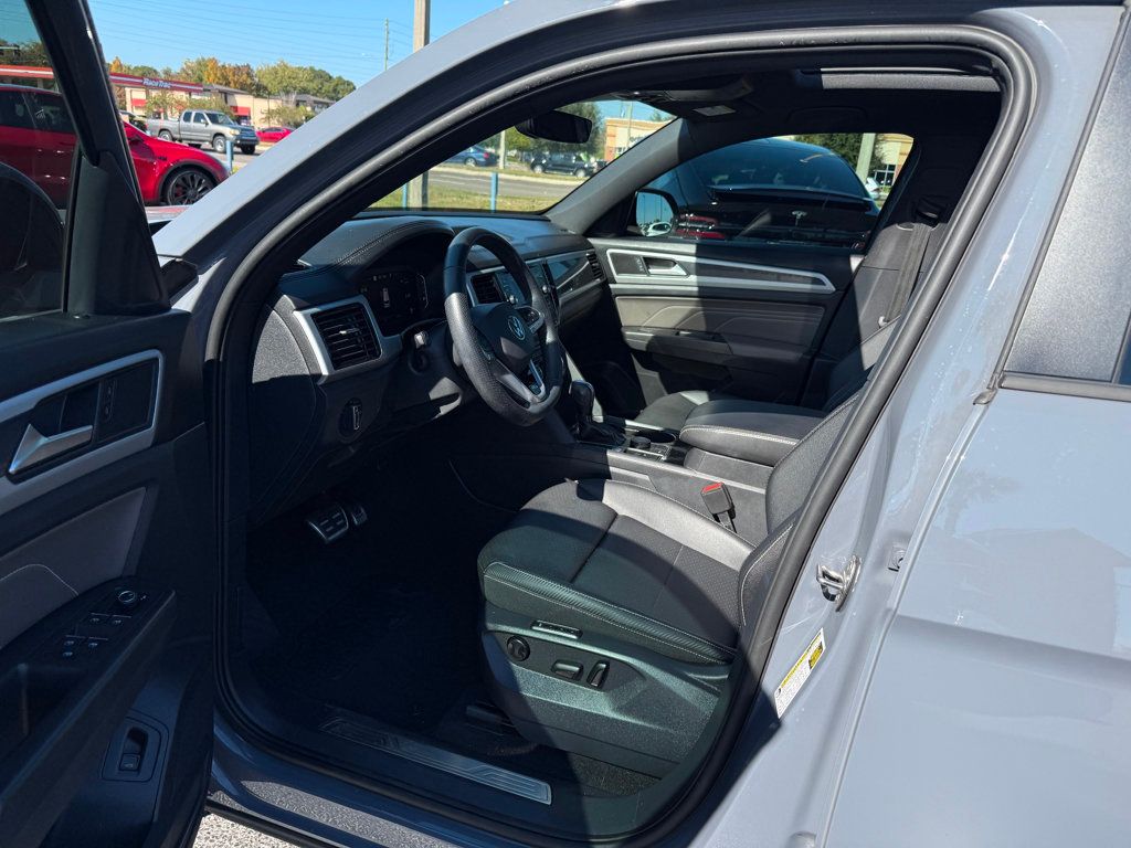 2023 Volkswagen Atlas Cross Sport V6 SEL R-Line photo 3