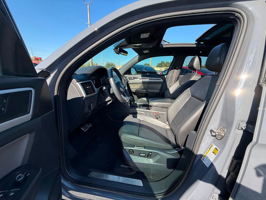 2023 Volkswagen Atlas Cross Sport V6 SEL R-Line photo 4