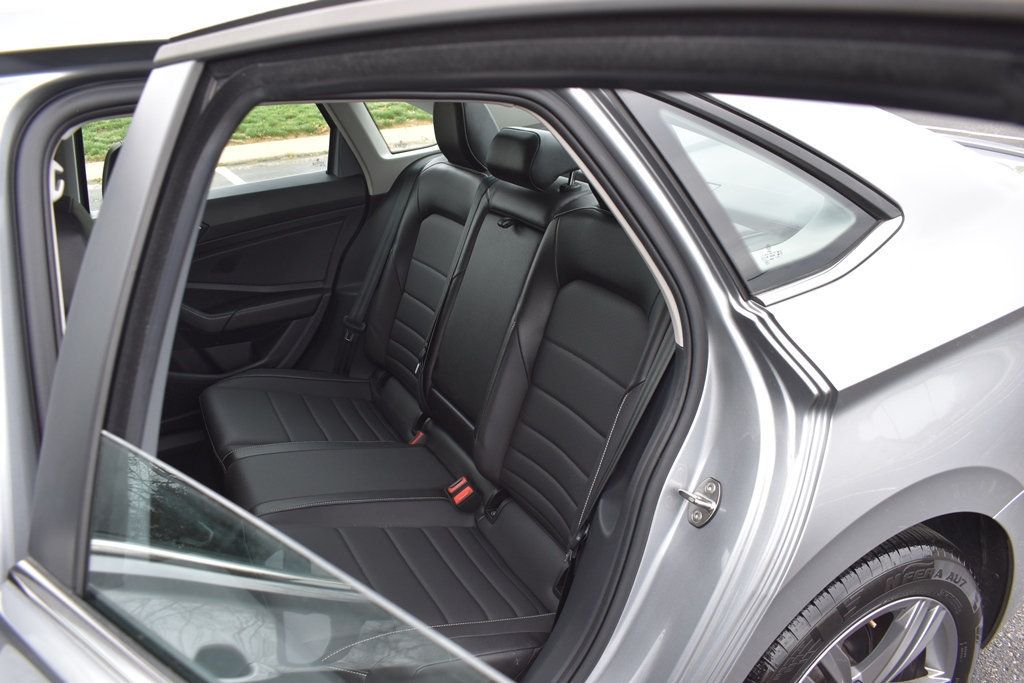 2023 Volkswagen Jetta SE photo 3