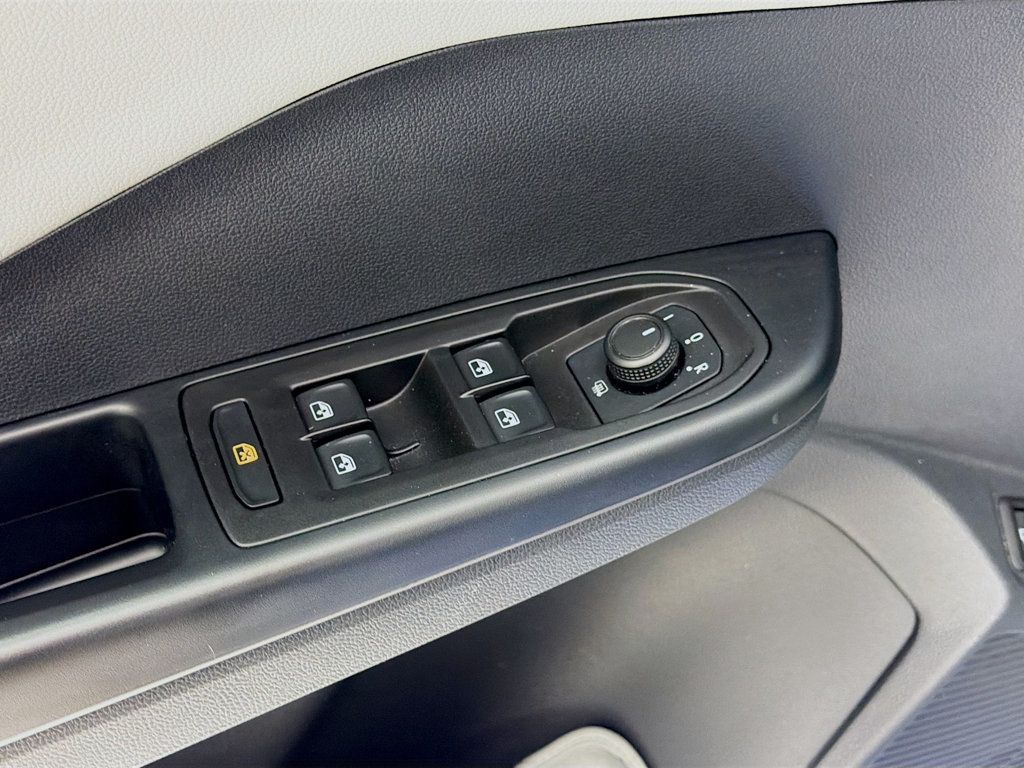 2023 Volkswagen Taos SE 4MOTION - 23011513 - 17