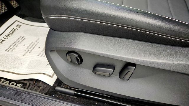 2023 Volkswagen Taos SE 4MOTION *Ltd Avail* with Panoramic Sunroof & Black Wheel Pkgs - 23007485 - 12