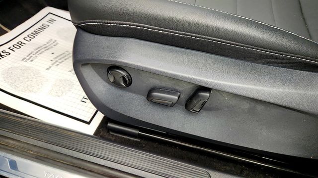 2023 Volkswagen Taos SE 4MOTION w/ Panoramic Sunroof - 23066991 - 11