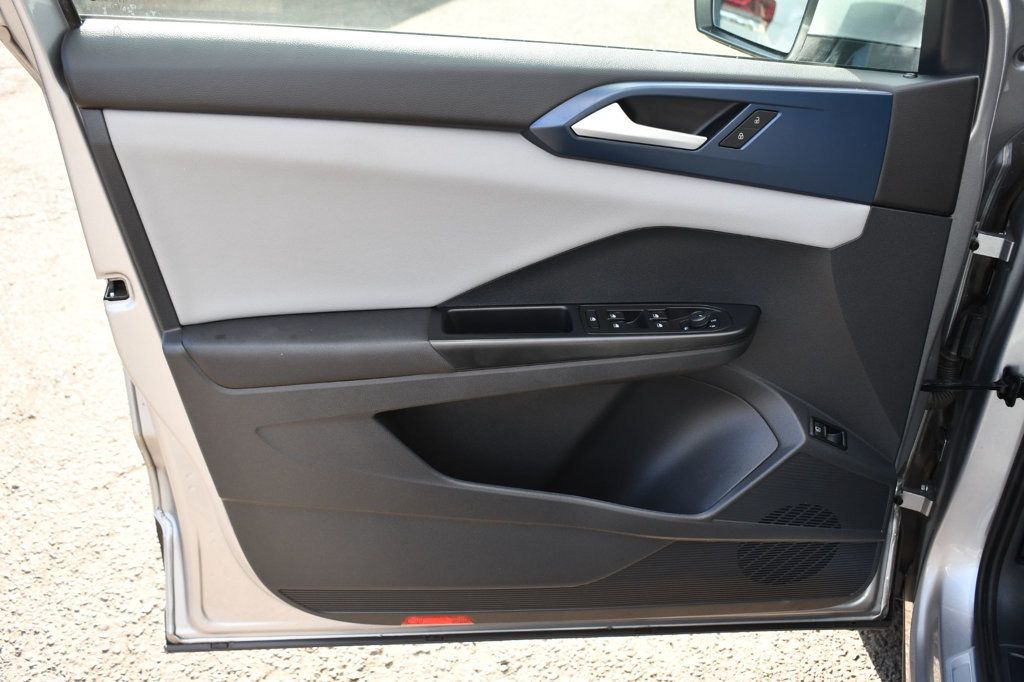 2023 Volkswagen Taos SE photo 12