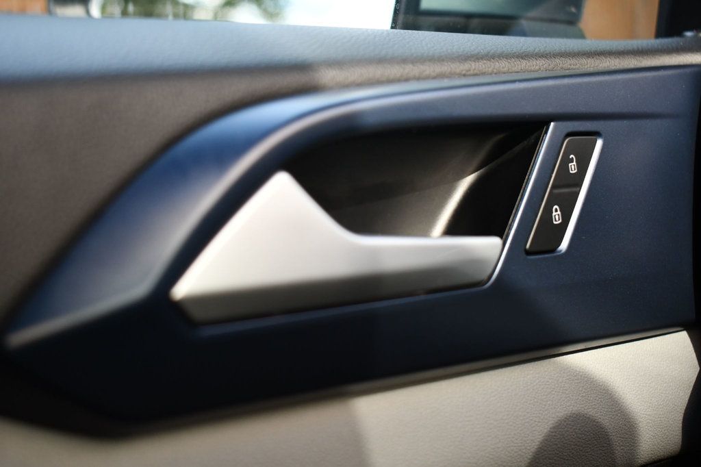2023 Volkswagen Taos SE photo 13