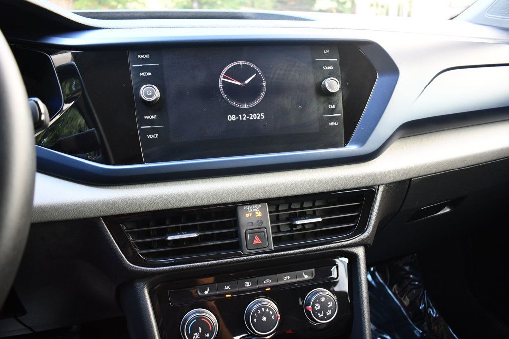 2023 Volkswagen Taos SE photo 18