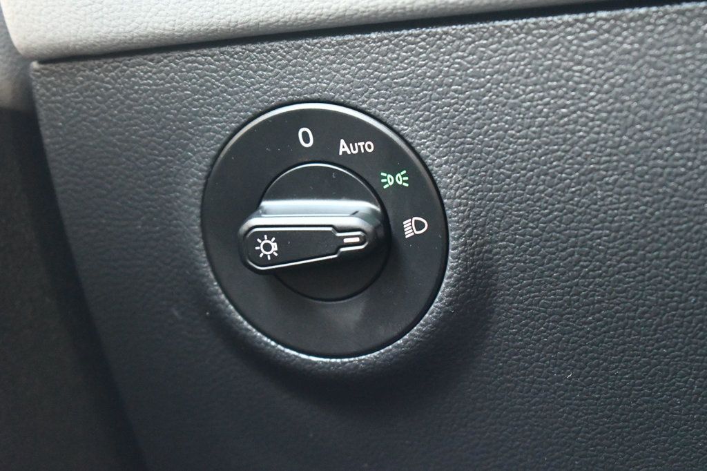 2023 Volkswagen Taos SE photo 30