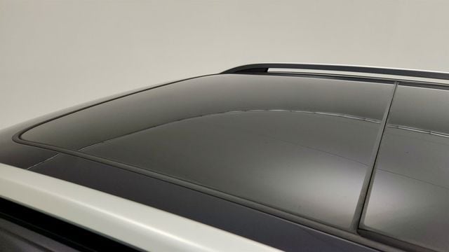 2023 Volkswagen Taos SE w/ Panoramic Sunroof & Black Wheel Packages - 23013549 - 9