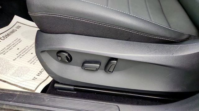 2023 Volkswagen Taos SE w/ Panoramic Sunroof & Black Wheel Packages - 23013549 - 11