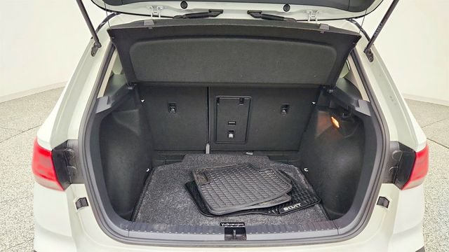 2023 Volkswagen Taos SE w/ Panoramic Sunroof & Black Wheel Packages - 23013549 - 21