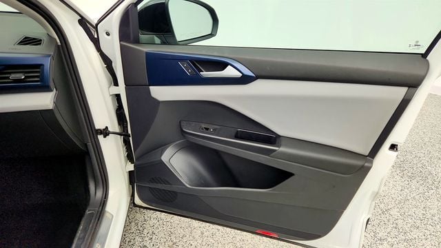 2023 Volkswagen Taos SE w/ Panoramic Sunroof & Black Wheel Packages - 23013549 - 25
