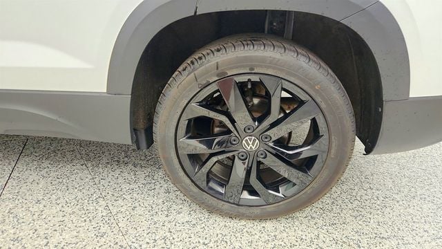 2023 Volkswagen Taos SE w/ Panoramic Sunroof & Black Wheel Packages - 23013549 - 8