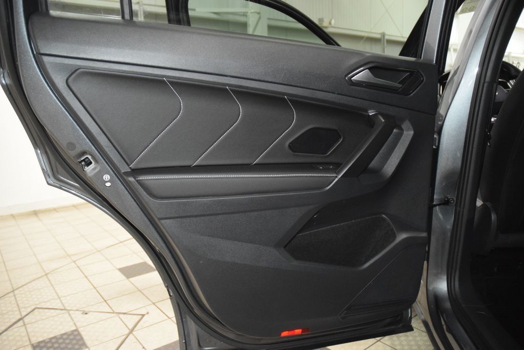 2023 Volkswagen Tiguan 2.0T SE R-Line Black 4MOTION - 23031637 - 39