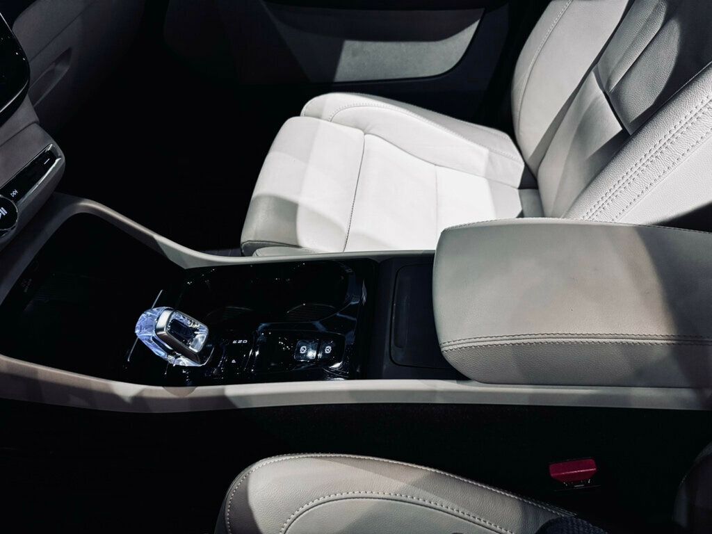 2023 Volvo XC40 B5/AWD/DarkTheme/Plus/DriverAssistPkg/ClimatePkg/PanoRoof/NAV - 23044543 - 17